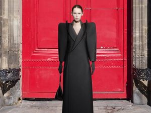 Akhir Balenciaga Era Demna, Peragaan Koleksi Adibusana Bertabur Bintang Akhir Balenciaga Era Demna, Peragaan Koleksi Adibusana Bertabur Bintang