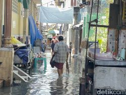 Fenomena Bulan Purnama Picu Banjir Rob di Pesisir Jatim