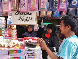 Berburu Perlengkapan Sekolah di Pasar Asemka Jelang Tahun Ajaran Baru Berburu Perlengkapan Sekolah di Pasar Asemka Jelang Tahun Ajaran Baru