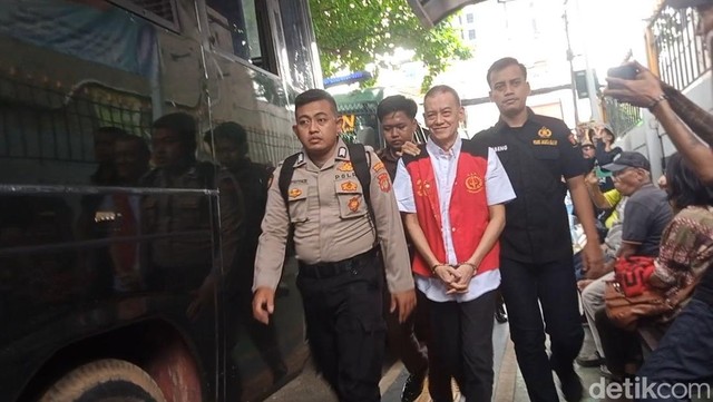 Update Informasi Selebriti InsertLive : Sidang Tuntutan Ditunda, Fariz RM Harap Bisa Direhabilitasi