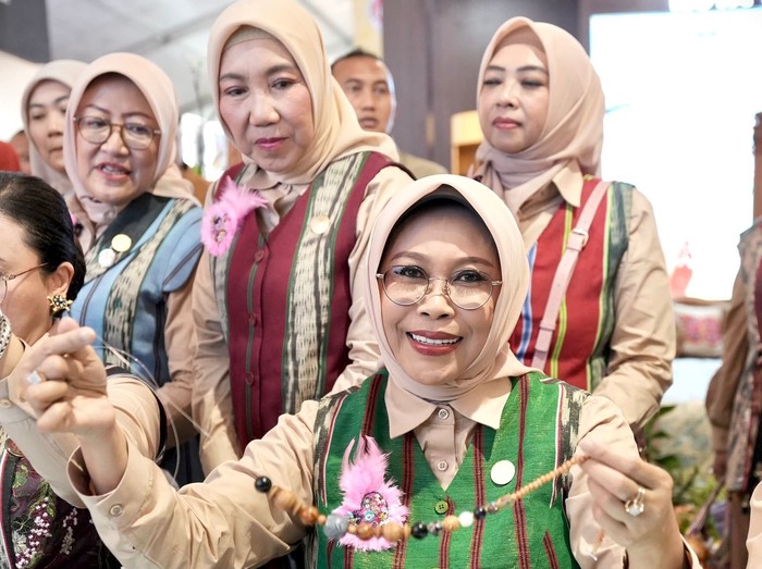 Fatma Saifullah Yusuf menyodorkan dukungannya terhadap pemberdayaan para perajin di Indonesia, tergolong golongan disabilitas dan rentan. Hut Dekranas