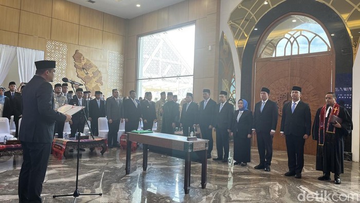 Gubsu Bobby Nasution lantik 6 pejabat Pemprov Sumut di Gedung VIP Bandara Kualanamu, Deli Serdang (Kartika/detikcom)