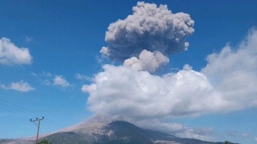 Warga Dihimbau untuk Waspada terhadap Letusan Gunung Lewotobi Akibat Sumbatan Gas