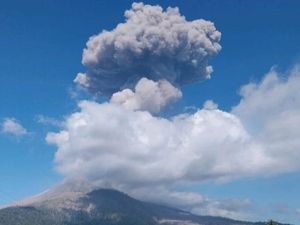 Bandara Larantuka dan Maumere Terdampak Letusan Lewotobi-Ile Lewotolok Bandara Larantuka dan Maumere Terdampak Letusan Lewotobi-Ile Lewotolok