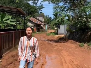 Kemarahan Emak-emak Cianjur gegara Jalan Rusak Kemarahan Emak-emak Cianjur gegara Jalan Rusak