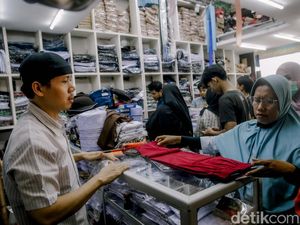 Video: Cari Seragam Sekolah di Pasar Tanah Abang, Worth It Nggak? Video: Cari Seragam Sekolah di Pasar Tanah Abang, Worth It Nggak?