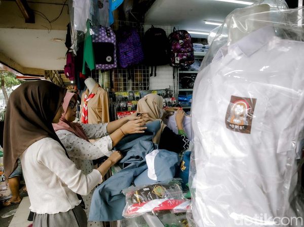 Berburu Kebutuhan Sekolah di Pasar Kebayoran Lama
