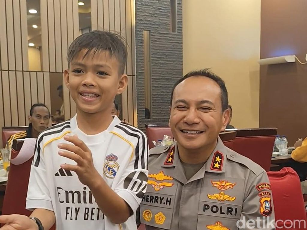 Video: Siu! Gaya Dikha Pacu Jalur Usai Diberi Kapolda Riau Jersey Madrid