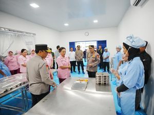 Kapolri Tinjau SPPG Polrestabes Medan, Beri Bantuan Petugas SPPG Kapolri Tinjau SPPG Polrestabes Medan, Beri Bantuan Petugas SPPG