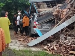 Innova di Musi Rawas Tabrak Rumah hingga Ambruk