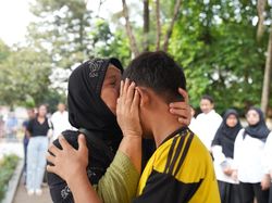 Momen Haru Orang Tua Jemput Putra-Putri Usai Simulasi Sekolah Rakyat