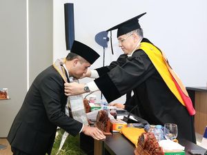 Raih Gelar Doktor Ilmu Politik, Mentrans Angkat Disertasi Tema Pemilu 2024 Raih Gelar Doktor Ilmu Politik, Mentrans Angkat Disertasi Tema Pemilu 2024
