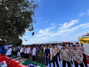 Tim SAR Gabungan Salat Gaib Doakan Korban KMP Tunu Pratama Jaya Tim SAR Gabungan Salat Gaib Doakan Korban KMP Tunu Pratama Jaya