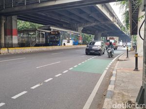 Situasi Lokasi Kecelakaan Beruntun di Utan Kayu Jaktim, Serpihan Kaca Berserakan Situasi Lokasi Kecelakaan Beruntun di Utan Kayu Jaktim, Serpihan Kaca Berserakan