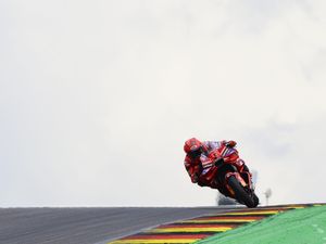 Video Momen Marc Marquez Nyaris Terpental Usai Salip Quartararo Video Momen Marc Marquez Nyaris Terpental Usai Salip Quartararo