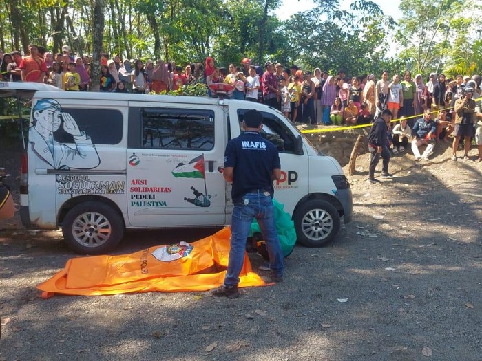 Mayat lelaki sarat luka di area penggilingan kerikil Desa Baleraksa, Purbalingga Polisi menjalankan investigasi terhadap mayat lelaki sarat luka yang didapatkan di area penggilingan kerikil Desa Baleraksa, Kecamatan Karangmoncol, Kabupaten Purbalingga, Jumat (11/7/2025).