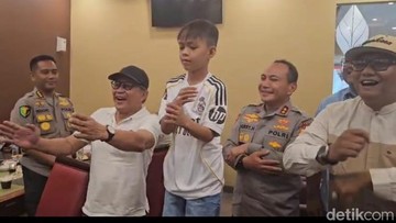 Momen Rocky Gerung Nari 'Aura Farming' Bareng Dika Bocah Pacu Jalur