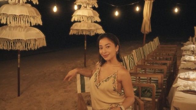 Update Informasi Selebriti InsertLive : Latihan Yoga dengan Pelatih Pria, Pose hingga Busana Olahraga Terbuka Nikita Willy Disentil