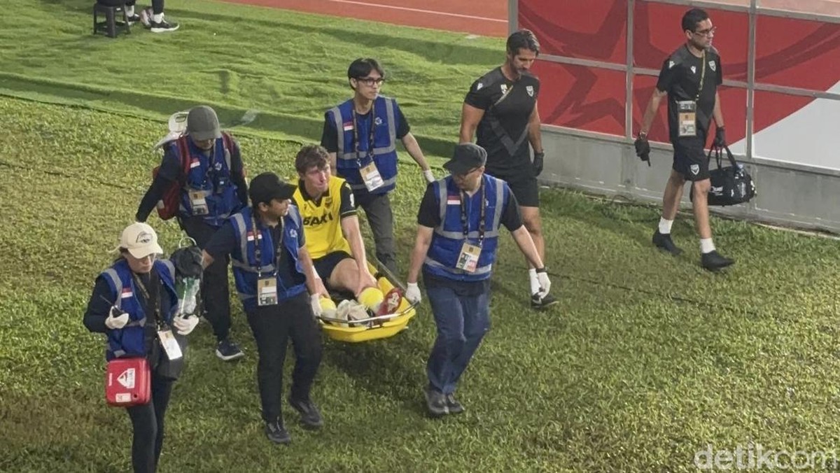 Ole Romeny saat ditandu keluar lapangan di ajang Piala Presiden 2025. Foto: Rifat Alhamidi/detikJabar