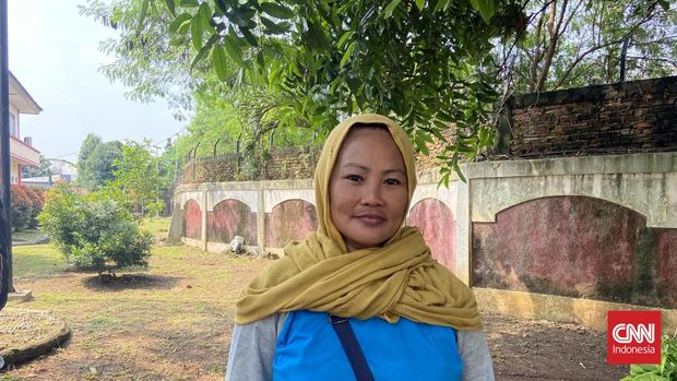 Lingling Winata, salah satu orang tua murid Sekolah Rakyat di Sentra Handayani, Jakarta Timur, Kamis (10/7/2025). (CNNINdonesia/Kayla Nathaniel)