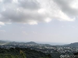 Ebiet G. Ade Manggung di Parapuar Labuan Bajo dengan View 360 Derajat Ebiet G. Ade Manggung di Parapuar Labuan Bajo dengan View 360 Derajat