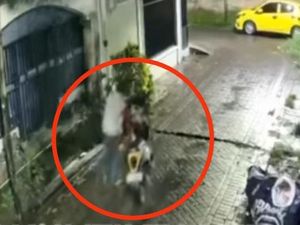 Viral Pria Terekam CCTV Curi Motor Terparkir di Manggala Makassar Viral Pria Terekam CCTV Curi Motor Terparkir di Manggala Makassar