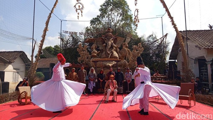 Penampilan dari salah satu kalangan seni dalam rangkaian Festival Lima Gunung (FLG) XXIV di Tutup Ngisor, Sumber, Dukun, Kabupaten Magelang, Jumat (11/7/2025). Penampilan dari salah satu kalangan seni dalam rangkaian Festival Lima Gunung (FLG) XXIV di Tutup Ngisor, Sumber, Dukun, Kabupaten Magelang, Jumat (11/7/2025).