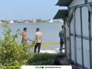 Geger Mayat Pria Tanpa Busana Ditemukan Mengambang di Sawah Demak Geger Mayat Pria Tanpa Busana Ditemukan Mengambang di Sawah Demak