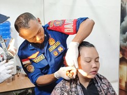 Wanita di Jambi Minta Tolong Damkar Lepaskan Anting Berkarat di Telinganya