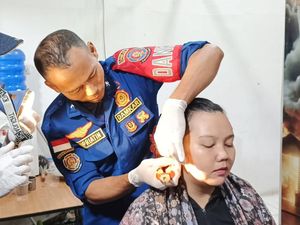 Wanita di Jambi Minta Tolong Damkar Lepaskan Anting Berkarat di Telinganya Wanita di Jambi Minta Tolong Damkar Lepaskan Anting Berkarat di Telinganya