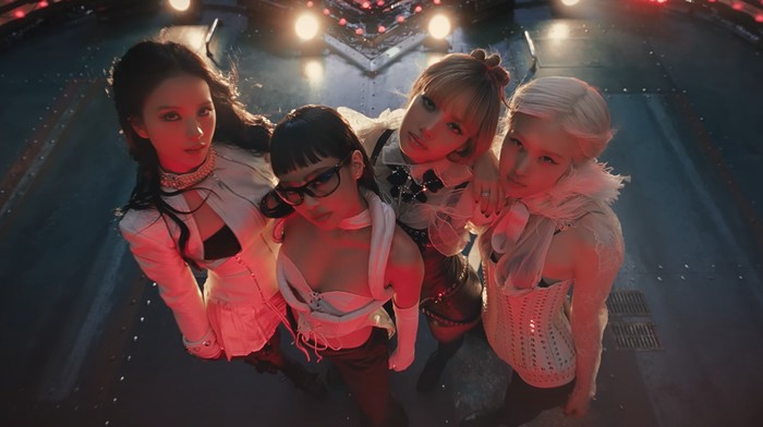 Pose terakhir BLACKPINK dalam ending Music Video ë°ì´(JUMP). (dok. YouTube @BLACKPINK).