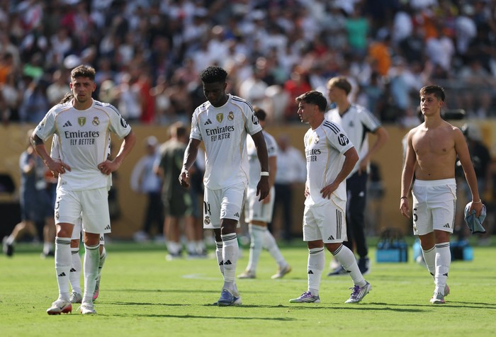 Soccer Football - FIFA Club World Cup - Semi Final - Paris St Germain v Real Madrid - MetLife Stadium, East Rutherford, New Jersey, U.S. - July 9, 2025  Real Madrids Federico Valverde, Aurelien Tchouameni and Arda Guler react after the match REUTERS/Amanda Perobelli