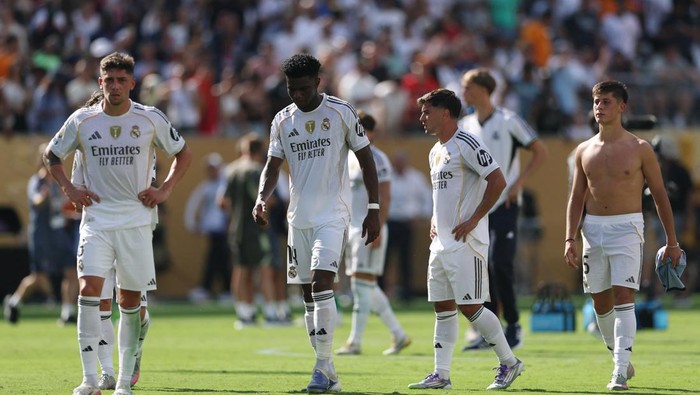 Soccer Football - FIFA Club World Cup - Semi Final - Paris St Germain v Real Madrid - MetLife Stadium, East Rutherford, New Jersey, U.S. - July 9, 2025  Real Madrids Federico Valverde, Aurelien Tchouameni and Arda Guler react after the match REUTERS/Amanda Perobelli