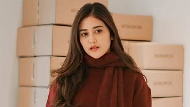 Gosip Terkini Selebriti Insertlive : Dikenal Adem Ayem, Ruce Nuenda 'Mama Ebra' Diam-diam Cerai dari Aryo Wiratama