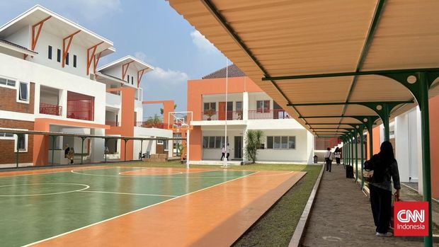 Simulasi program Sekolah Rakyat Menengah Pertama 6 Jakarta Timur yang digelar pada 9–10 Juli 2025 disambut positif oleh para orang tua siswa dan guru. Mereka menilai program ini memberikan harapan baru bagi anak-anak untuk mendapatkan pendidikan berkualitas dengan fasilitas memadai.