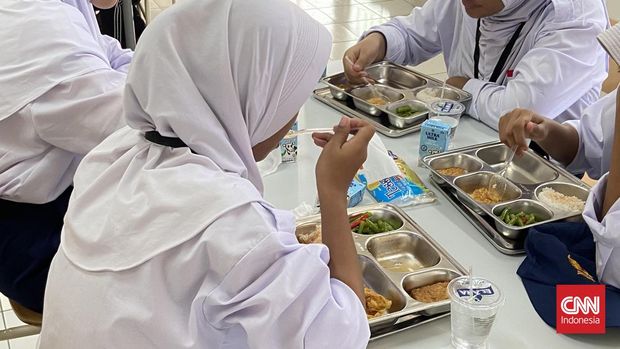 Sekolah Rakyat Disambut Positif Orang Tua dan Guru Simulasi program Sekolah Rakyat Menengah Pertama 6 Jakarta Timur yang digelar pada 9–10 Juli 2025 disambut positif oleh para orang tua siswa dan guru. Mereka menilai program ini memberikan harapan baru bagi anak-anak untuk mendapatkan pendidikan berkualitas dengan fasilitas memadai.
