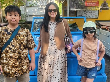 Bikin Mellow... Shezy Idris Antar Anak Sekolah Sambil Jual Donat