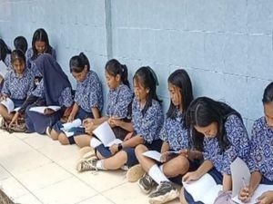 SMP PGRI Tana Toraja Diduga Disegel Oknum Legislator, Siswa Belajar di Lantai SMP PGRI Tana Toraja Diduga Disegel Oknum Legislator, Siswa Belajar di Lantai