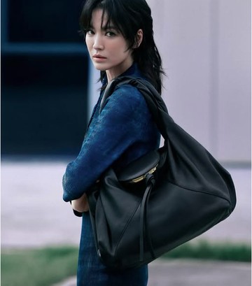 Potret Song Hye Kyo Tampil Edgy dengan Gaya Rambut Wolf Cut dalam Iklan Fendy