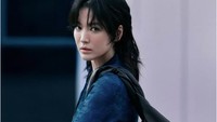 Potret Song Hye Kyo Tampil Edgy dengan Gaya Rambut Wolf Cut dalam Iklan Fendy