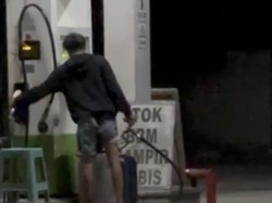 Pria Diduga Pelangsir Isi BBM Subsidi Pakai Jeriken di SPBU Pinrang