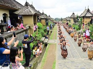 Tari Kolosal Warnai Festival Desa Penglipuran Bali