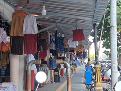 Bisa Nawar, Emak-emak Senang Belanja Seragam Sekolah di Pasar Cakranegara