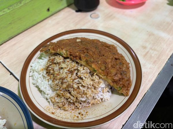 Buka 24 Jam! Warung Ini Punya Nasi Telur Dadar Brutal Rp 14 Ribu