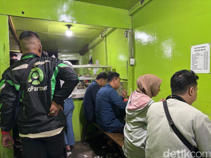 Warung Belek menawarkan nasi telur bebek seharga Rp 14.000.