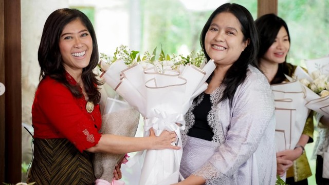 Kabar Terkini Artis dari InsertLive : Sosok Stafsus Komdigi Aida Rezalina, Setia Temani Meutya Hafid hingga Jadi Menteri