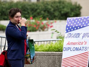 Para Pegawai Kemlu AS Menangis Gara-gara Dipecat Trump Para Pegawai Kemlu AS Menangis Gara-gara Dipecat Trump