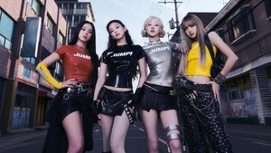 8 Gaya Nyentrik BLACKPINK di MV JUMP, Kaos Kaki Jisoo Jadi Sarung Tangan