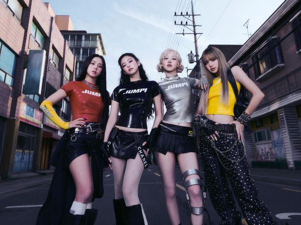 8 Gaya Nyentrik BLACKPINK di MV JUMP, Kaos Kaki Jisoo Jadi Sarung Tangan