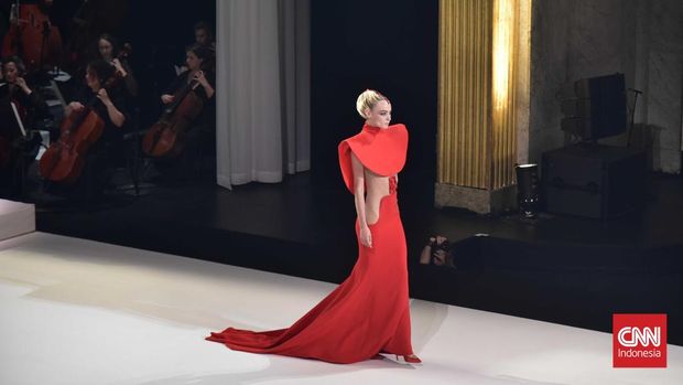Crescendo Visual Stéphane Rolland Haute Couture yang Menggugah